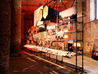 Die Installation von raumlaborberlin in der Hauptausstellung der 17. Architekturbiennale setzt auf ein Gerüst als Träger von Informationen.