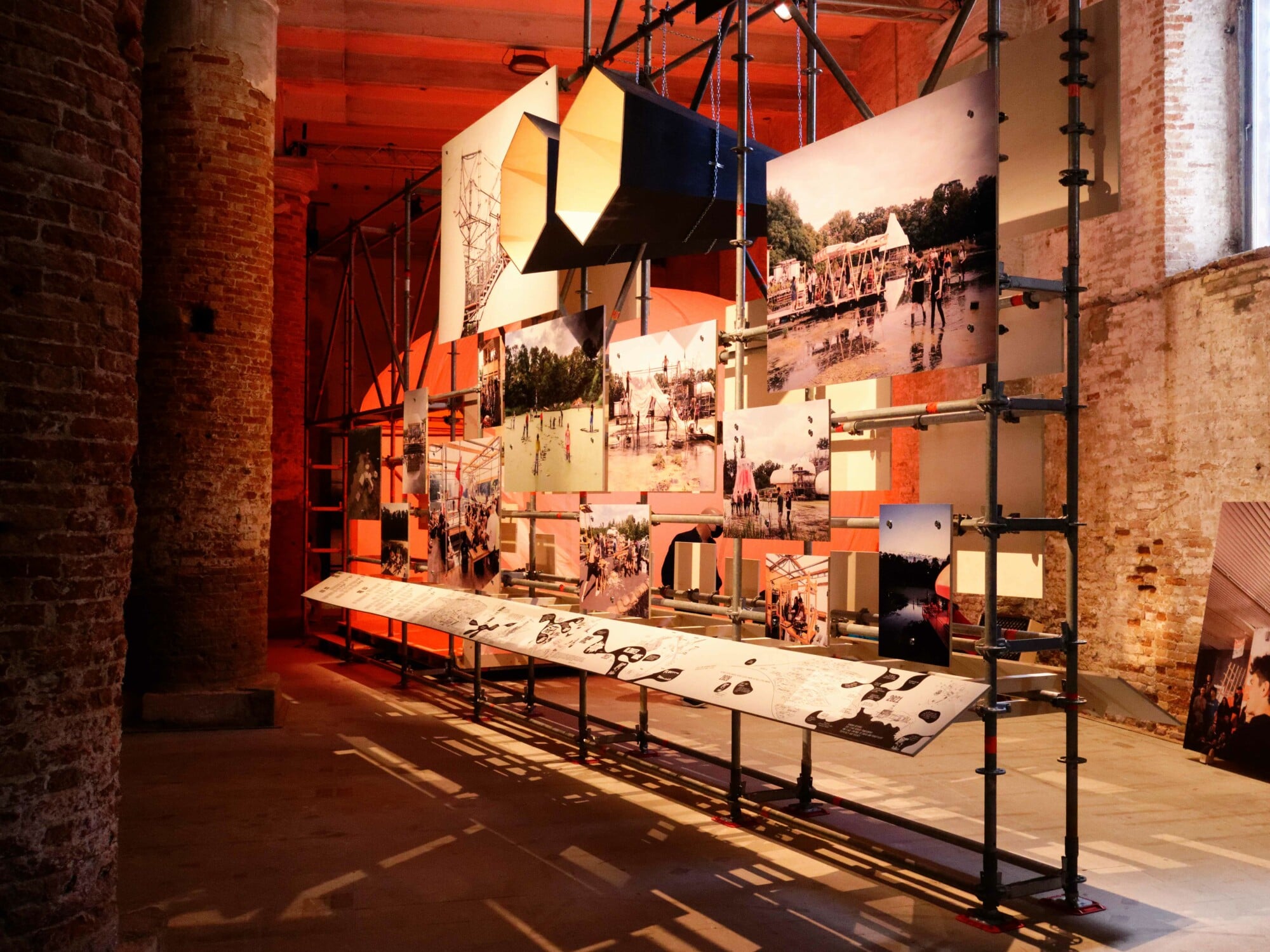 Die Installation von raumlaborberlin in der Hauptausstellung der 17. Architekturbiennale setzt auf ein Gerüst als Träger von Informationen.