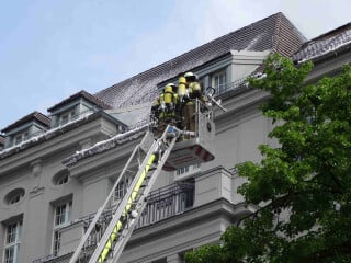Feuerwehreinsatz bei einem Brand im ehemaligen Hotel Bogota in Berlin 