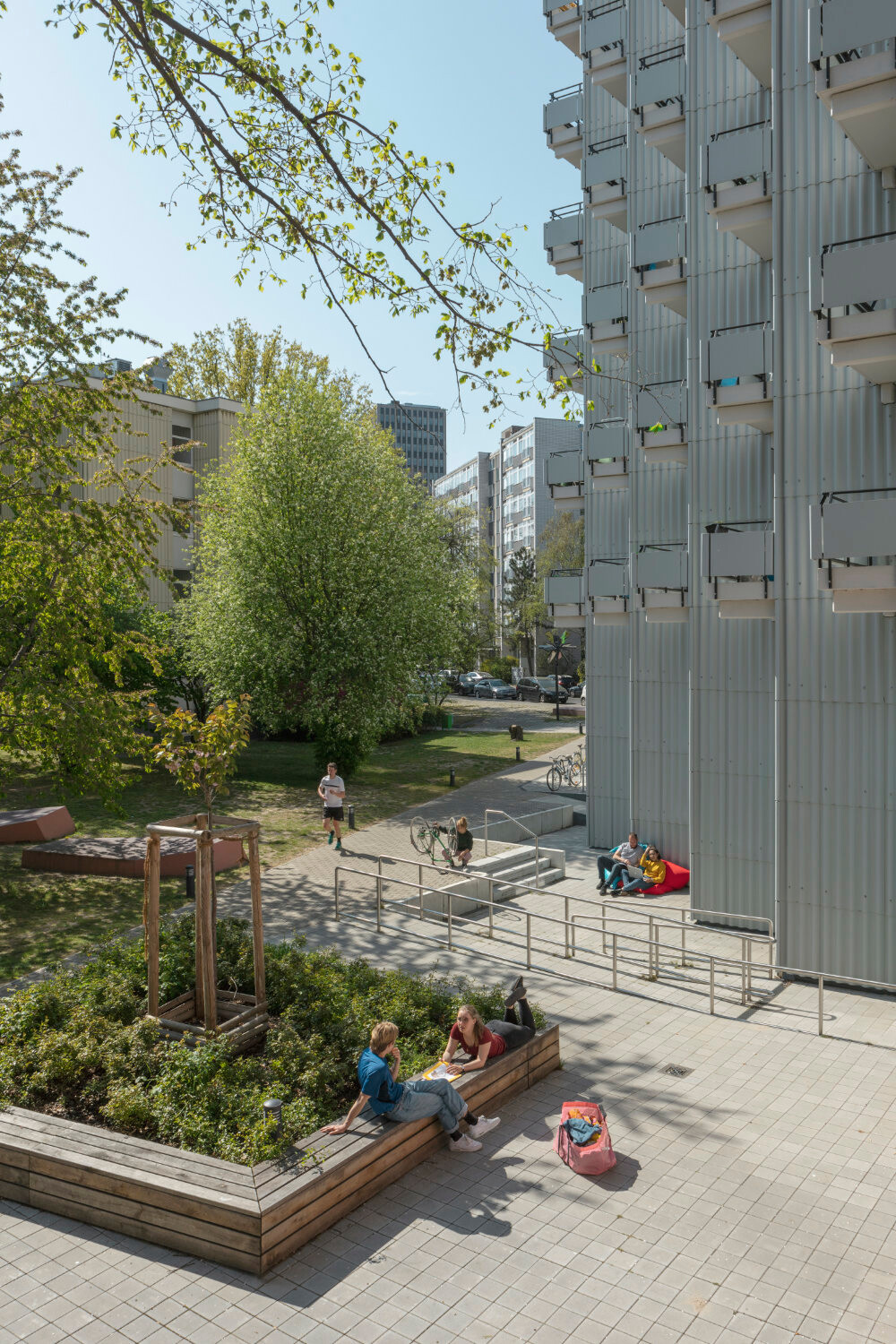 Das Gebäude liegt in Hochschulnähe zwischen Spree und Tiergarten; auf der anderen Seite der S-Bahntrasse befindet sich das Hansaviertel mit Architekturklassikern von Oscar Niemeyer, Egon Eiermann oder Werner Düttmann.