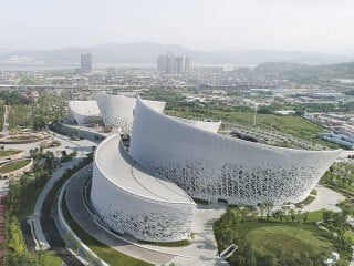 Mit einem neuen Kunst- und Kulturzentrum  – direkt am Fluss Minjiang gelegen – soll das kulturelle Image der Stadt Fuzhou und des neu entwickelten Stadtteiles Mawei New Town gestärkt werden.