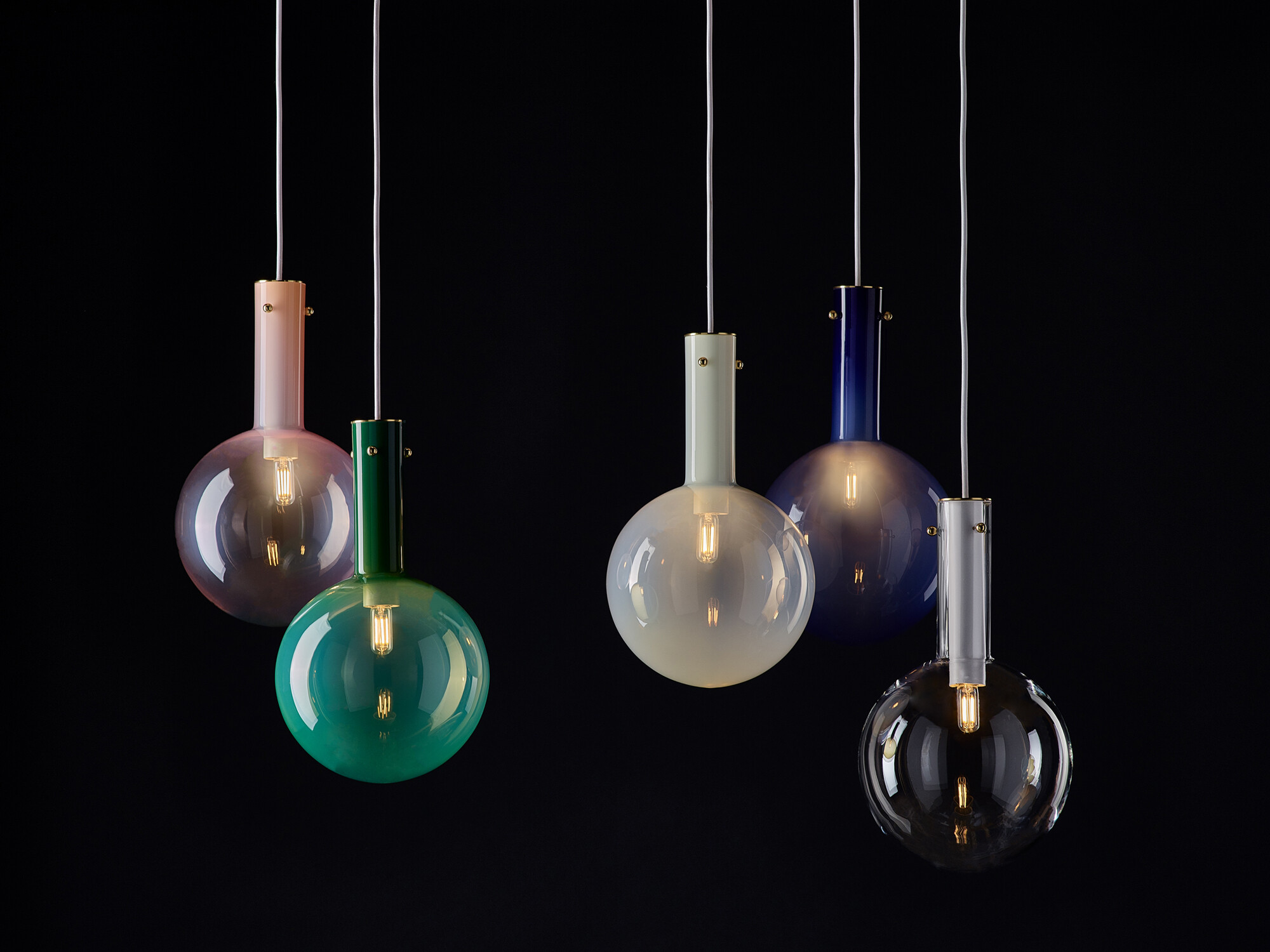 Dechem Studio aus Prag hat mit Sphaerae Lights eine Kollektion von kugelförmigen Hänge- und Deckenleuchten entworfen.