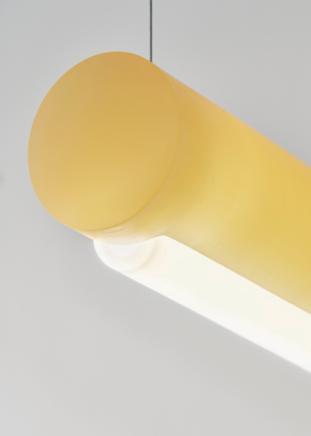 Das austauschbare LED-Leuchtmittel wird umhüllt von einem Körper aus durchscheinendem Bio-Epoxidharz in ungewöhnlichen Farben.
