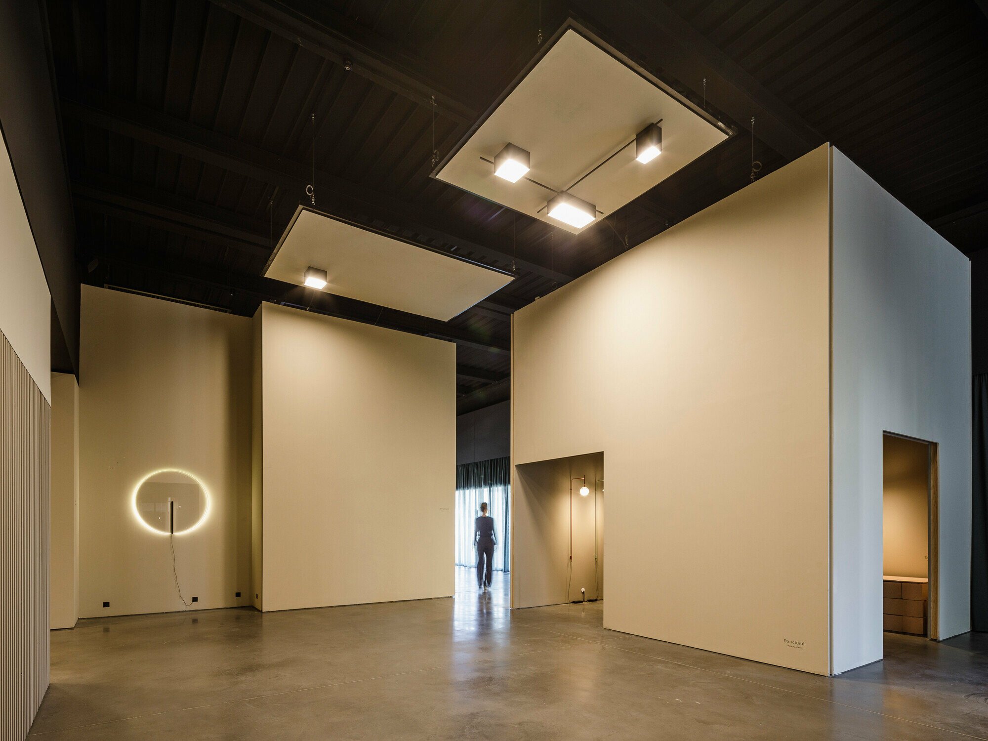 In Galvà bei Barcelona hat der spanische Leuchtenhersteller Vibia ein neues Headquarter samt Produktion, Lager und Showroom bezogen.