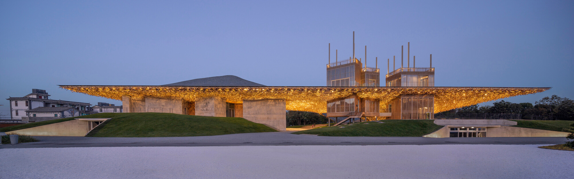 Das Kulturzentrum vereint Theater und Amphitheater, eine Veranstaltungshalle, ein Cafe und Restaurant, einen Designshop, Büros, Technik, Lager sowie Anlieferung unter- und oberirdisch mittels einer gewaltigen, bewegten Dachlandschaft.