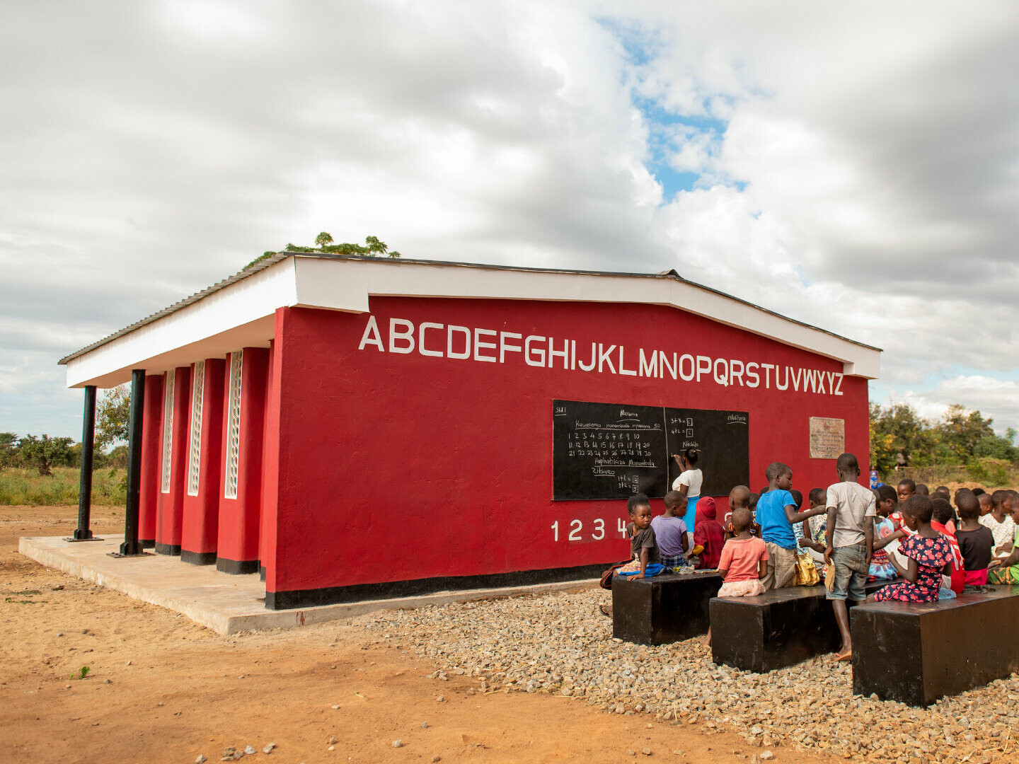 Auf dem Kontinent Afrika fehlen zehntausende Schulen. Unicef geht davon aus, dass allein in Malawi 36.000 Klassenzimmer für eine gute Schulausbildung fehlen.