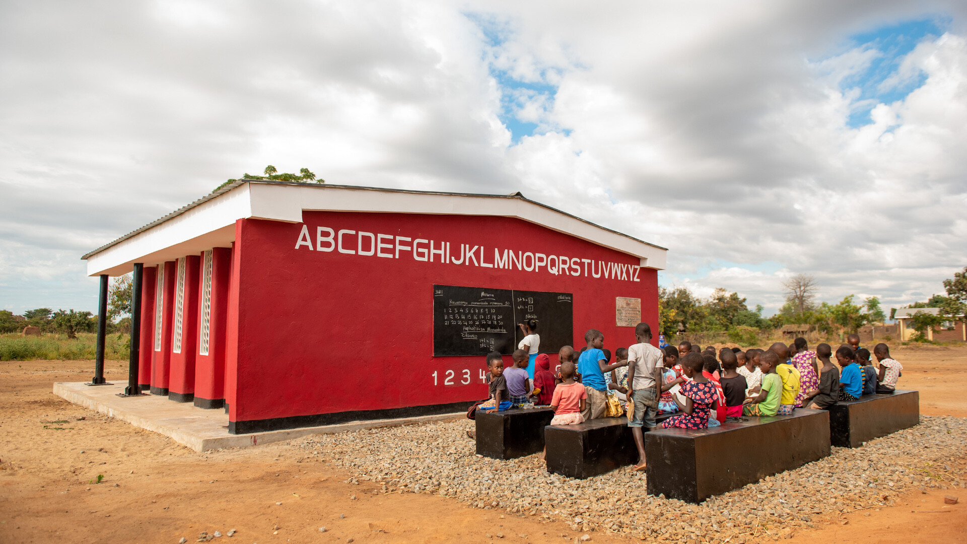 Mit Hilfe der 3D-Drucktechnologie könnten die fehlenden Schulen in nur 10 Jahren gebaut werden. Die erste 3D-gedruckte Schule weltweit steht nun in Malawi.