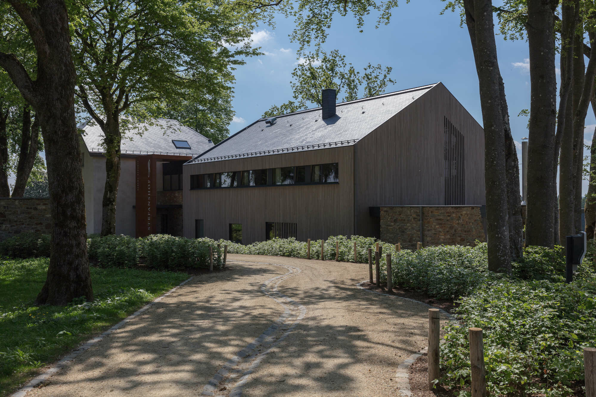 Neu- und Altbau ergänzen einander, Überreste der historischen Mauern blieben teilweise erhalten. Die Planung oblag Architekt Pascal Heinen aus dem nahen Schoppen. 