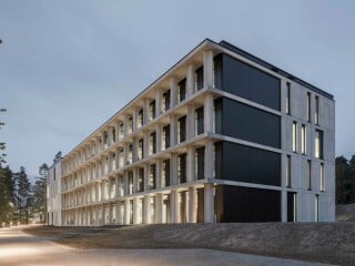 Als erster Neubau des Max-Bögl-Campus ist nach Plänen von Bögl Gierer Architekten aus München der Bürobau MBC 55 fertig gestellt worden.