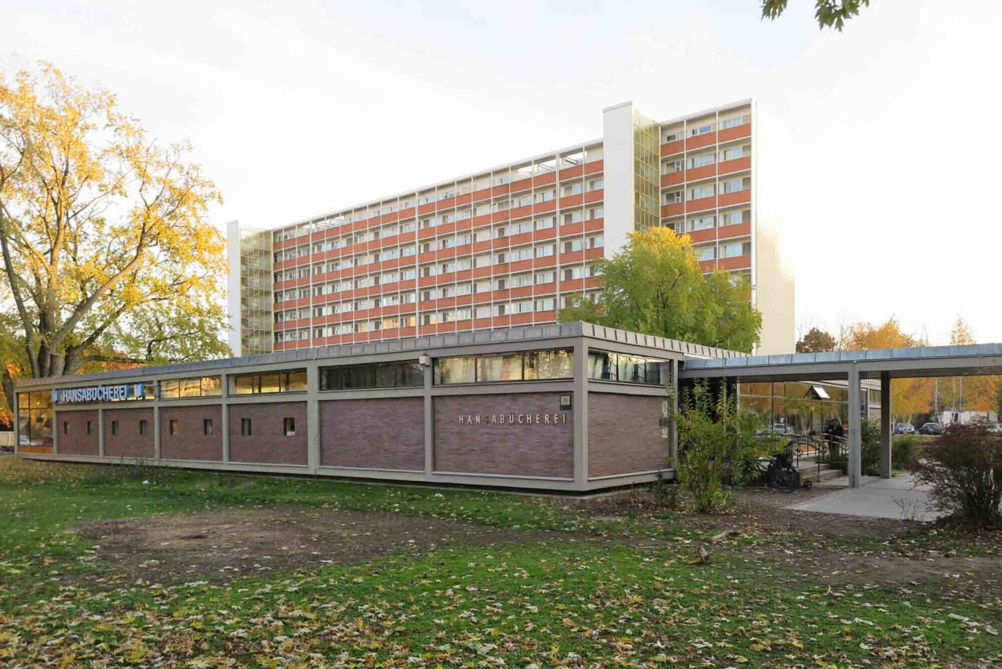 Die Hansabücherei ist Teil des Berliner Hansaviertels, das im Rahmen der Internationalen Bauaustellung 1957 errichtet wurde und heute unter Denkmalschutz steht (Nordansicht mit Schwedenhaus).