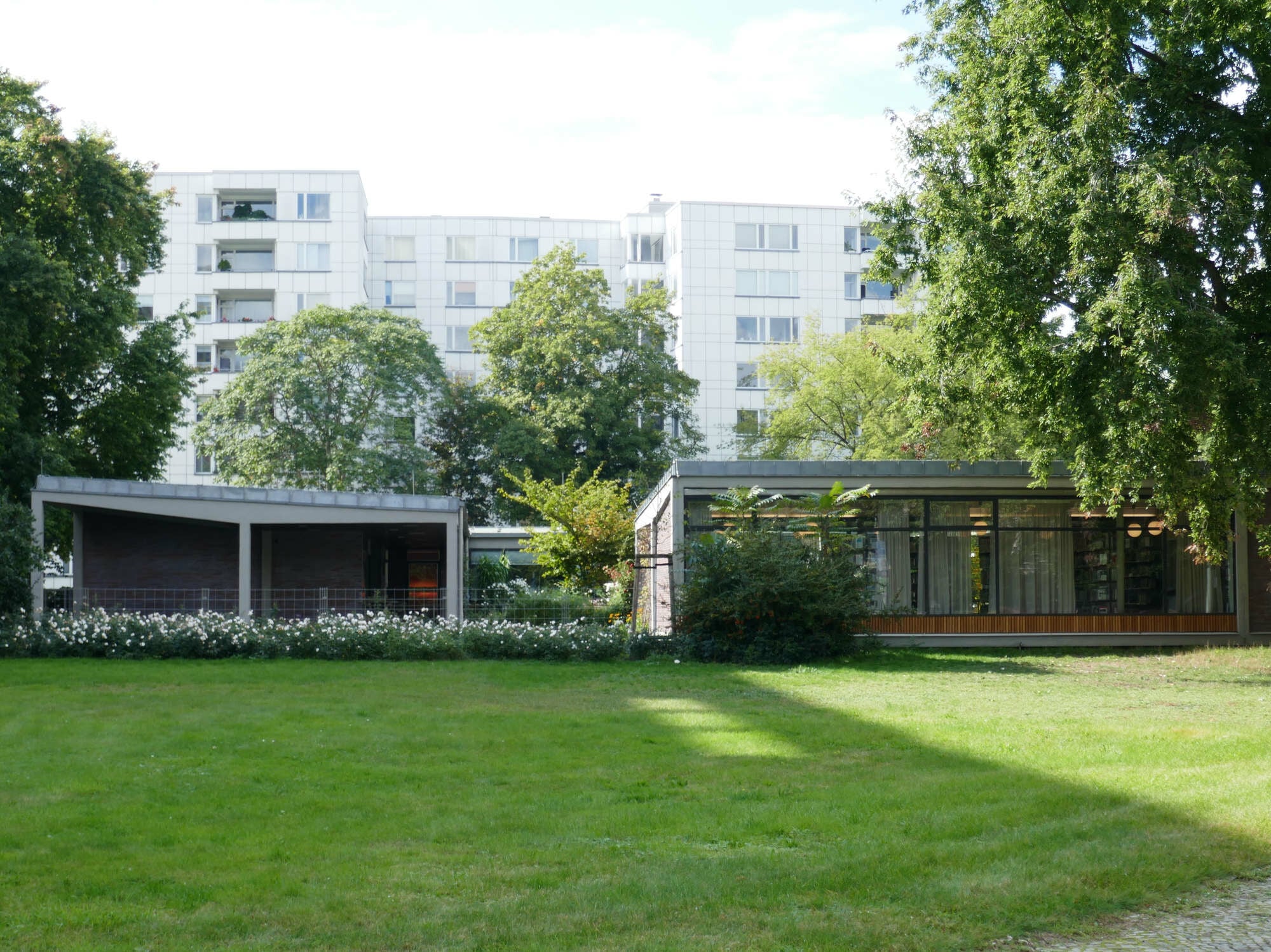 Sie ist ein frühes Bauwerk des Architekten Werner Düttmann, der von 1921 bis 1983 lebte (Westansicht).