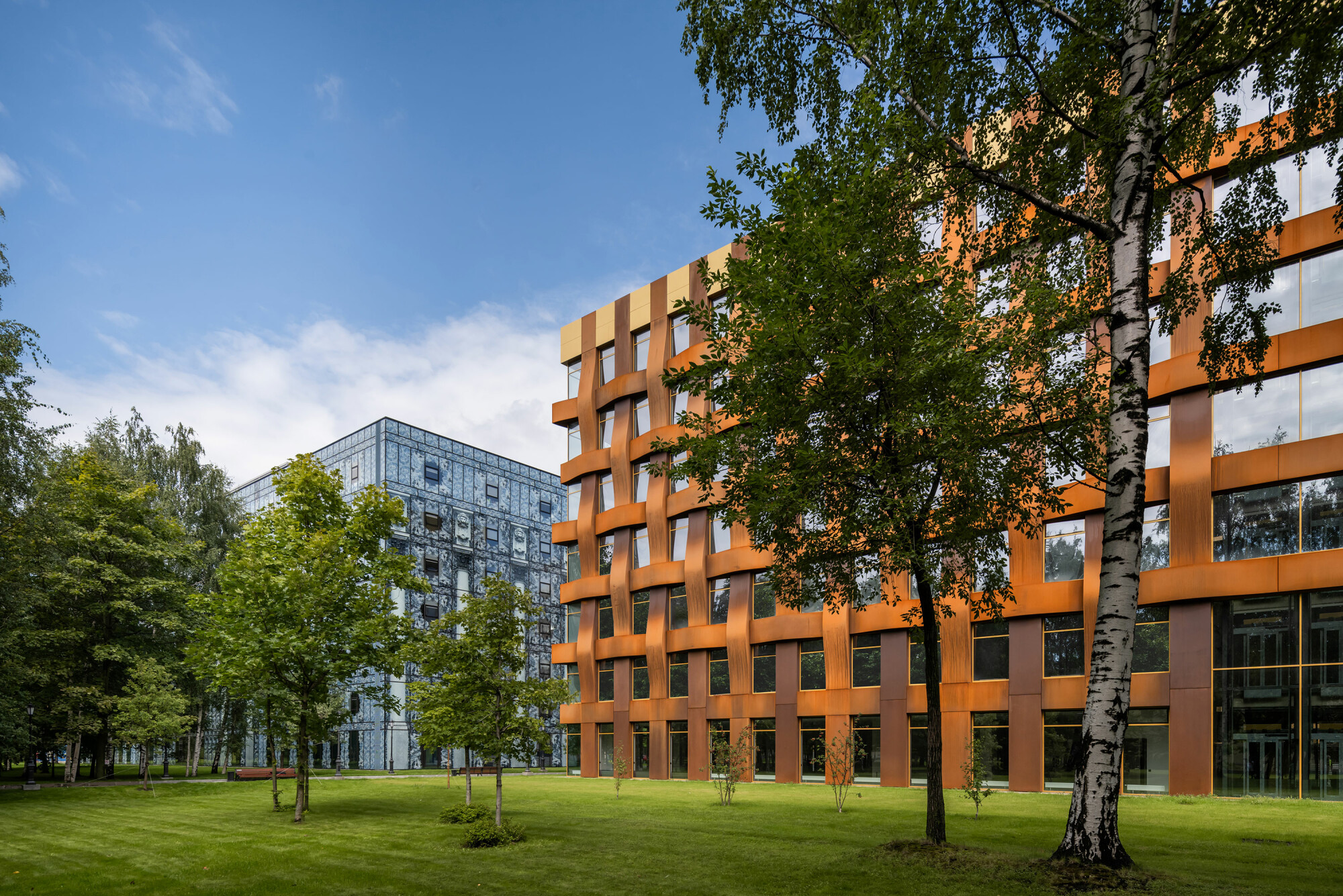 Der Neubau befindet sich auf dem Areal eines früheren Fürstenparks, der ab 1911 Fabrikgelände war.