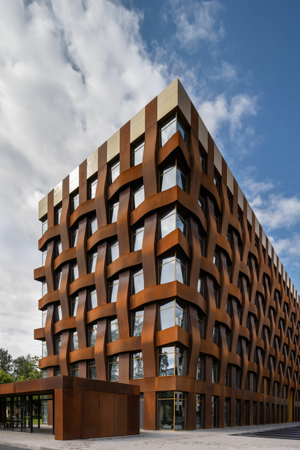 Laut den Architekten ist es eines der ersten Gebäude in Russland mit plastischer Cortenstahl-Fassade.