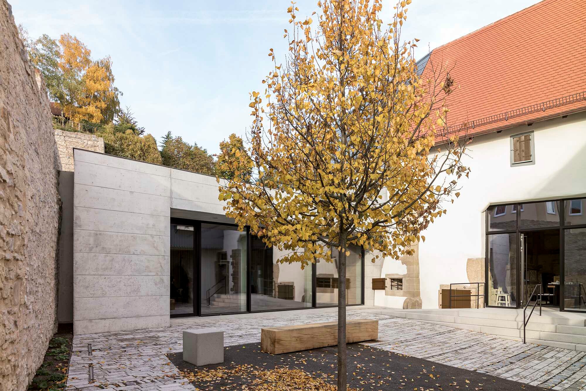 Der Saal für Wechselausstellungen und Veranstaltungen bildet die rückseitige Begrenzung des Hofes; links davon die denkmalgeschützte Klostermauer aus dem 13. Jahrhundert, rechts die Scheune mit dem neuen Haupteingang.