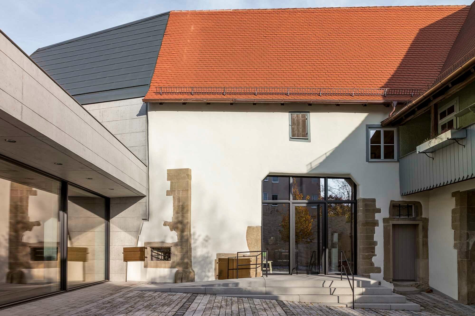 Das Gros der Planung übernahm das Büro von M aus Stuttgart, das unter anderem auch für die Erweiterungsbauten in Sichtbeton verantwortlich zeichnet.