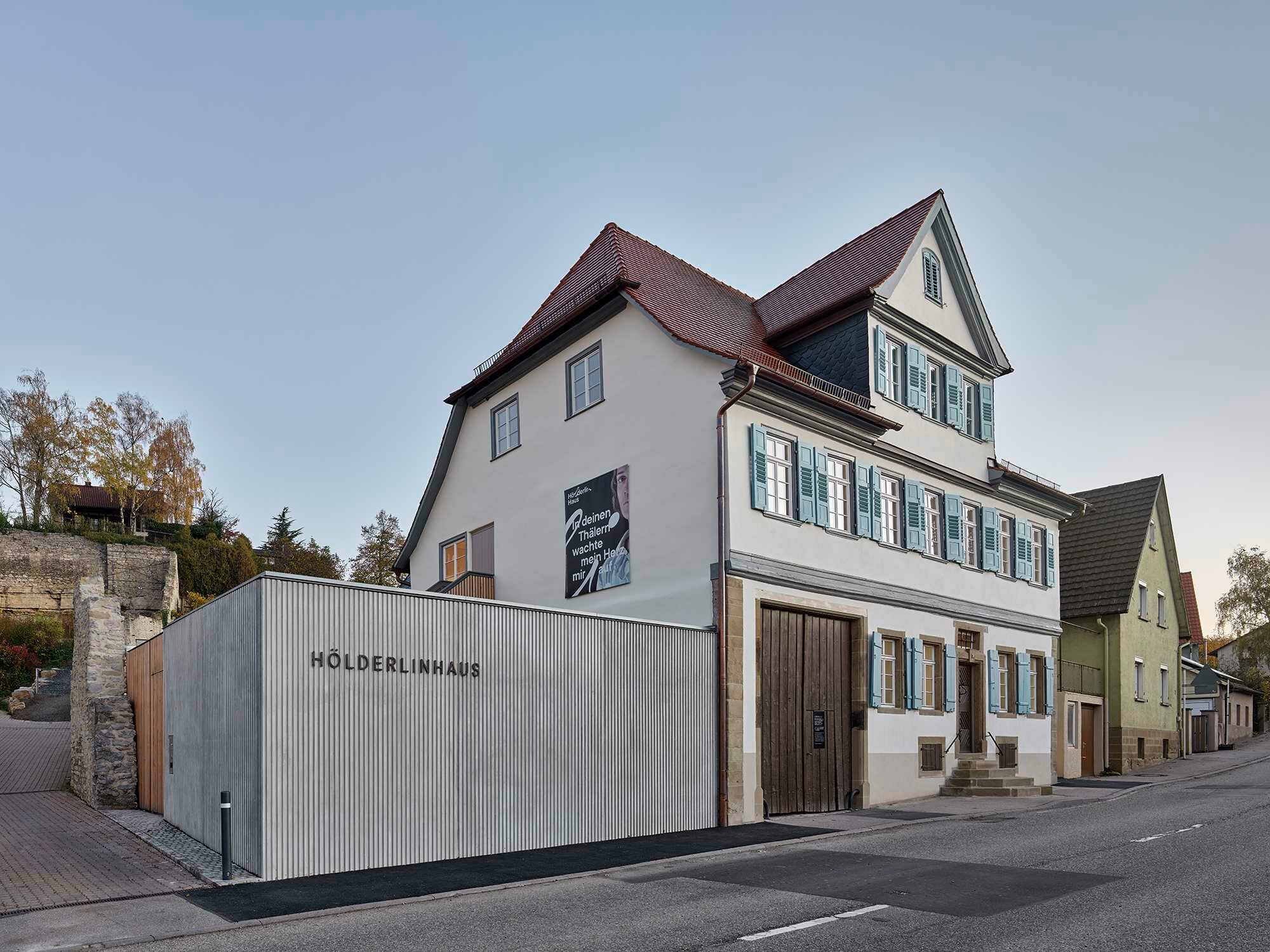 Zum 250. Geburtstag von Friedrich Hölderlin erfuhr das Bauwerk, in dem der Lyriker die ersten Jahre seiner Kindheit verbrachte, eine Generalüberholung und eine Umgestaltung zum Museum.