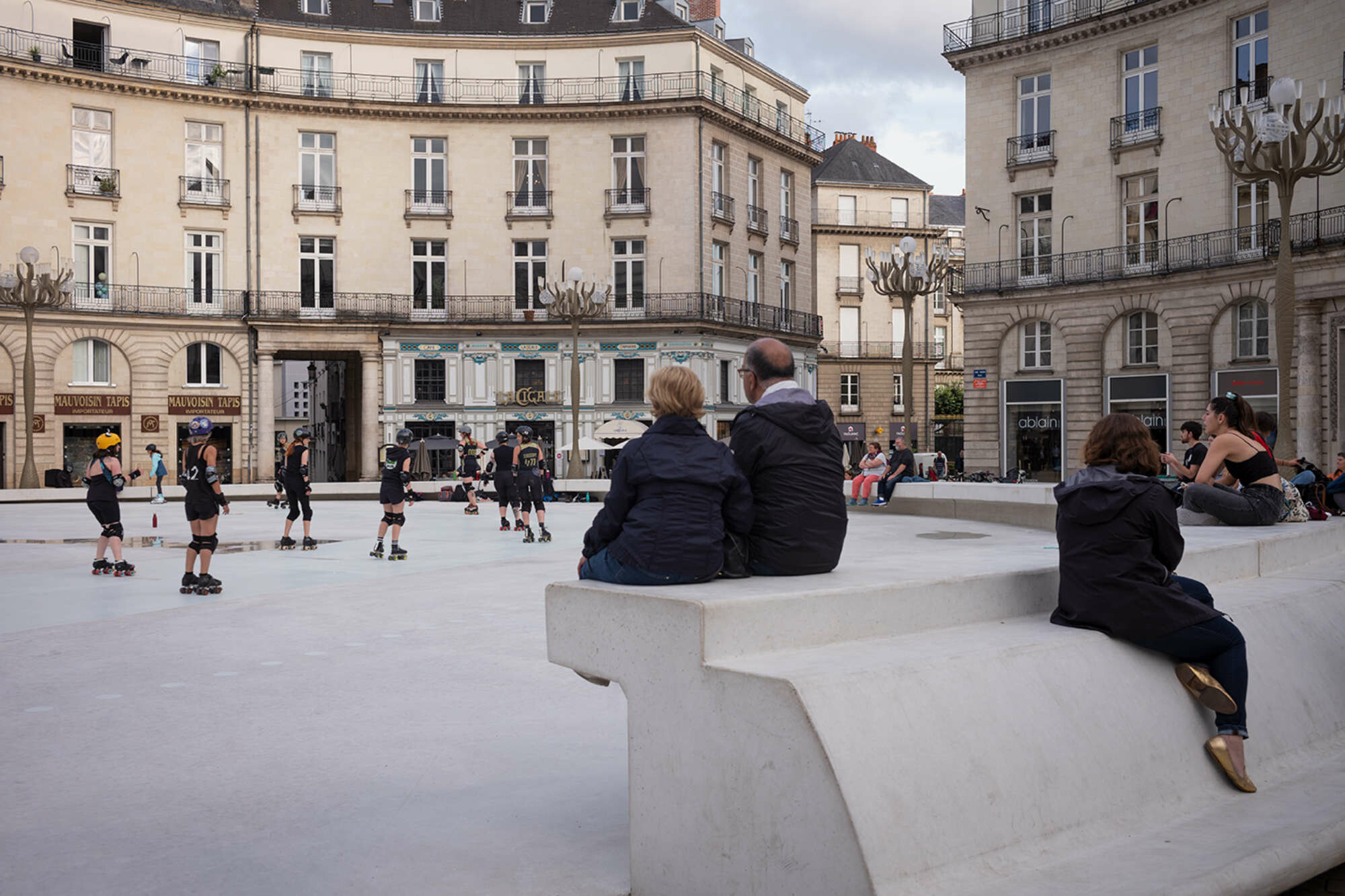 Die kreisrunde Arena im Zentrum von Nantes lud zum spontanen Rollschuhfahren ein.