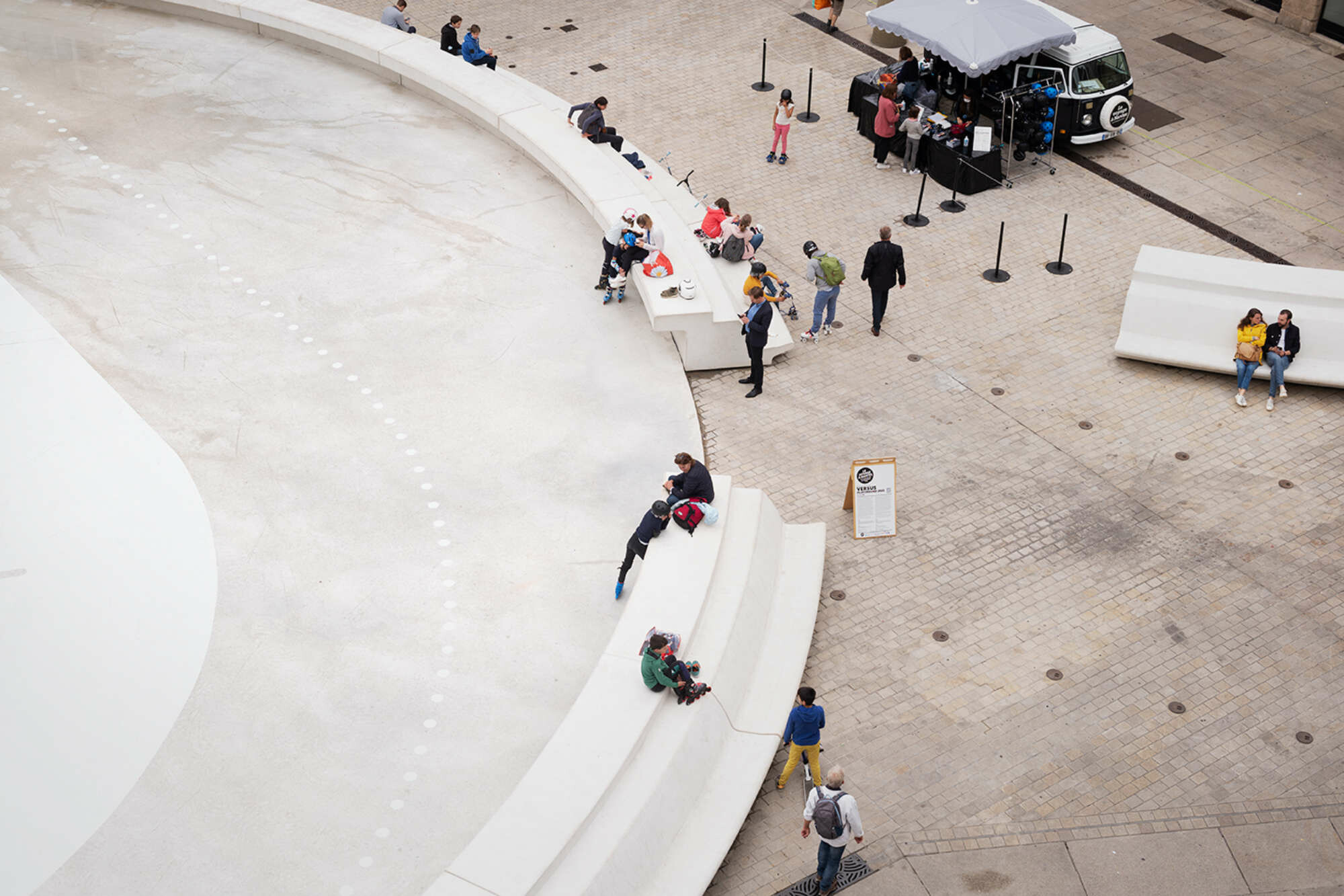 Das Planungsteam schuf dafür auf dem leicht abschüssigen Platz eine ebene Kreisfläche aus hellem Beton.