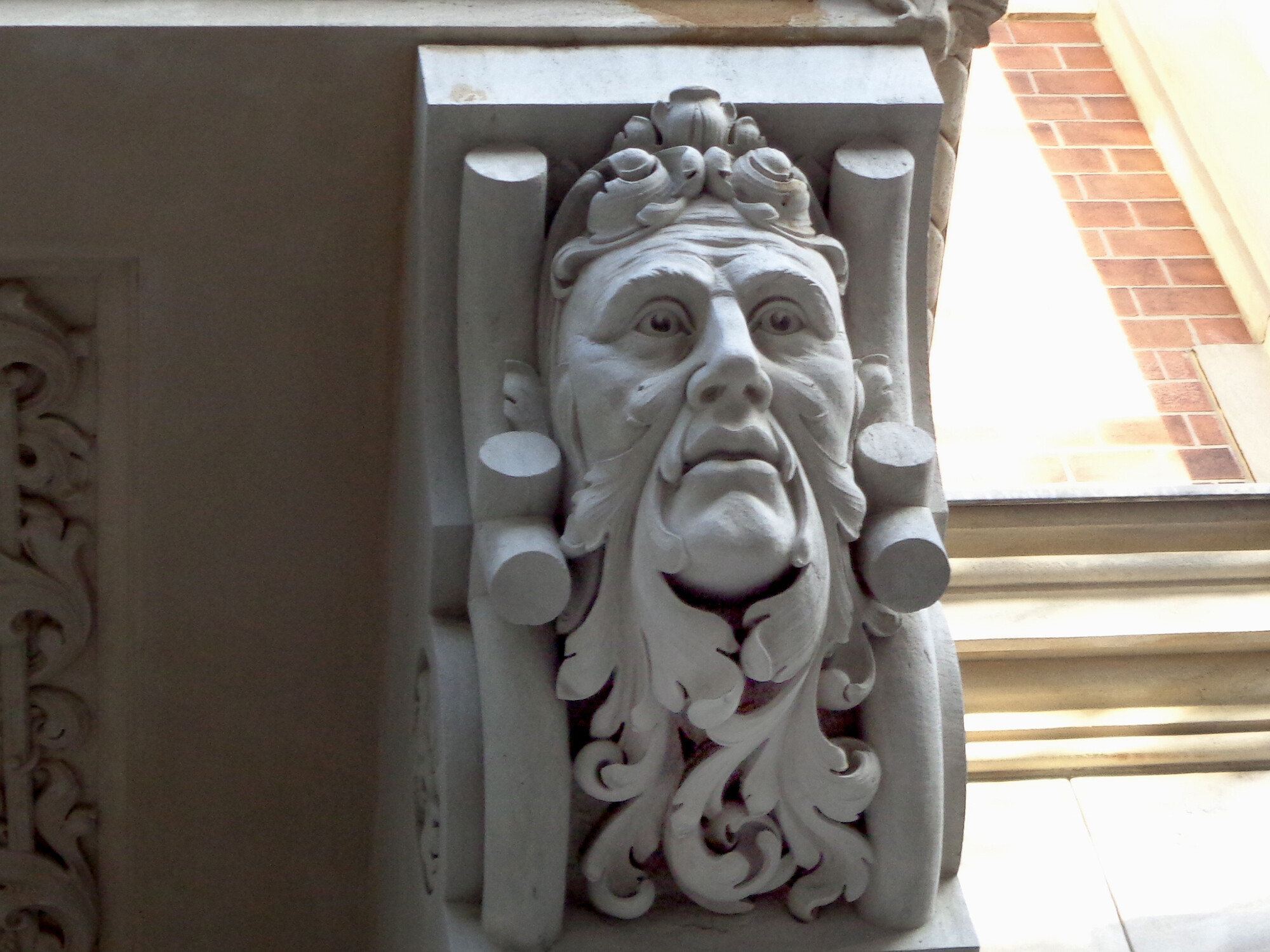 Blattmasken aus Stein, Stuck oder Terracotta sind oft an exponierter Stelle oberhalb von Türen und Fenstern