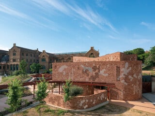 Das Kálida Sant Pau Centre in Barcelona nach Plänen von Miralles Tagliabue EMBT Arquitectos bietet Krebspatienten und ihren Angehörigen psychologische Unterstützung.