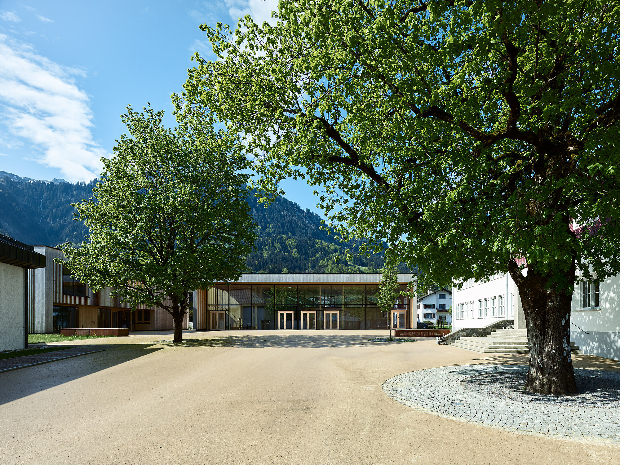 Zusammen mit der Pfarrkirche, dem Gemeindeamt und der Volksschule bilden die Gemeindehalle und der Kindergarten ein neues Ortszentrum.