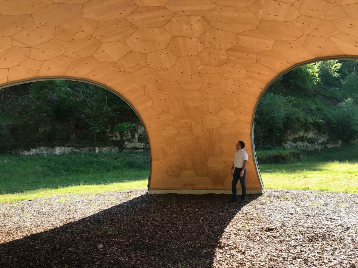 Er ist aus Recycling-Brettsperrholzelementen gefertigt.