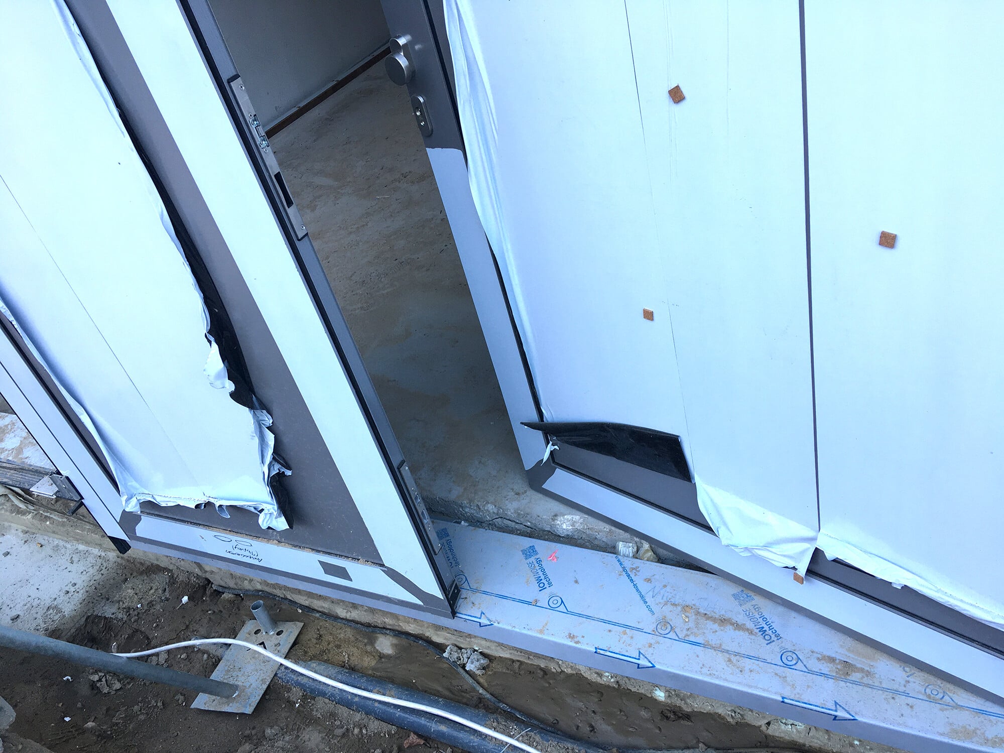 Wieviele Türen befinden sich in einem Bauwerk? Hier im Bild der Einbau einer zweiflügeligen Eingangstür