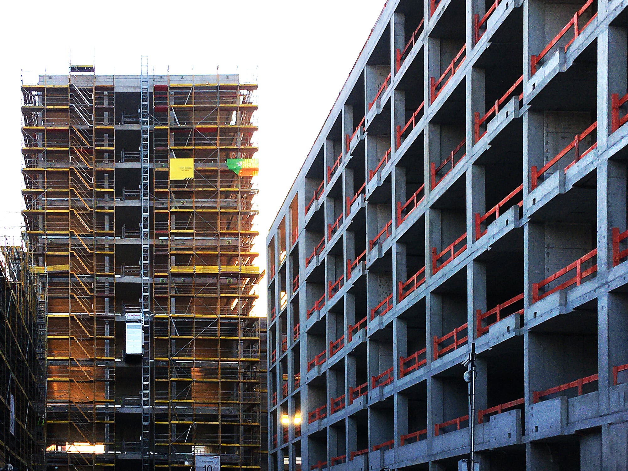 In welcher Reihenfolge müssen welche Türen an welcher Stelle montiert werden? Stimmen die Rohbaumaße? Schwellen und Stürze? Hier im Bild ein Hof der Großbaustelle Areal Heidestrasse, Berlin