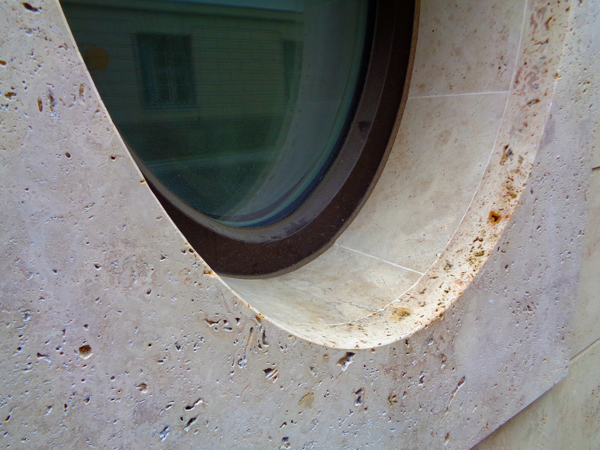 Die Tiefe der Laibung sowohl innen als auch außen ist abhängig von der Art des Fenstereinbaus, des Rahmens oder der Zarge und des Anschlags, unterschieden in Außen- und Innenanschlag (im Bild: ovale Naturstein-Laibung).