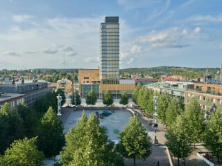 Ein Theater, ein Museum, eine Galerie und die städtische Bibliothek bilden einen kulturellen Schwerpunkt, während das Hochhaus ein Hotel beherbergt.