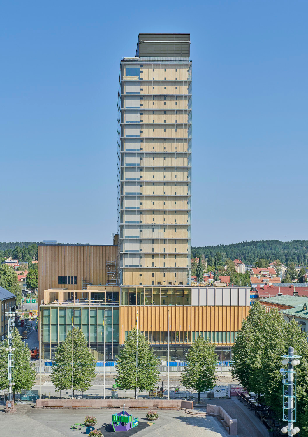 Das Gebäude entstand als Ergebnis eines Wettbewerbs nach Plänen von White Arkitekter.