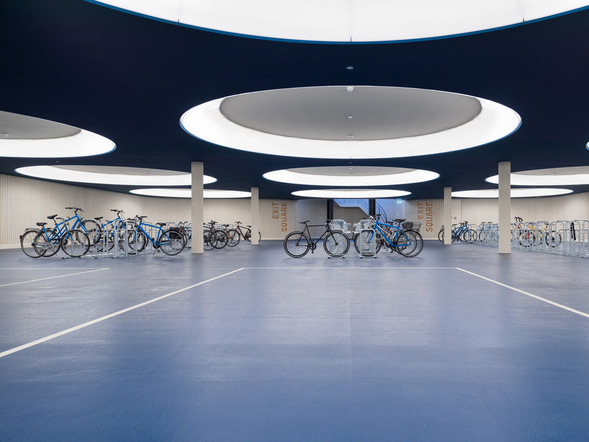 Auffälligstes architektonisches Element sind die gewellten Betonwände, die auf ein tiefes Blau auf dem Boden und an der Decke treffen.