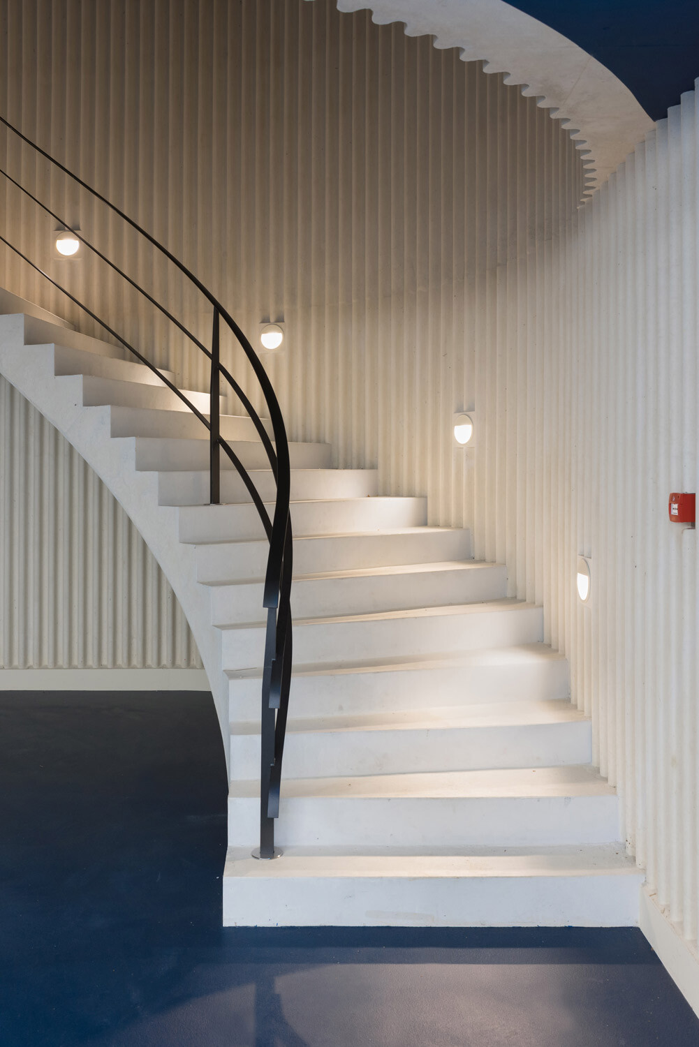 Die Stufen der Treppen werden über Einbauleuchten gezielt illuminiert.