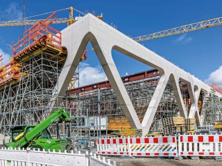 Die Airport Academy, die Raum für ein Trainingszentrum bieten soll, entsteht nach Plänen von Auer Weber Architekten auf dem Areal des Flughafens München (Visualisierung).