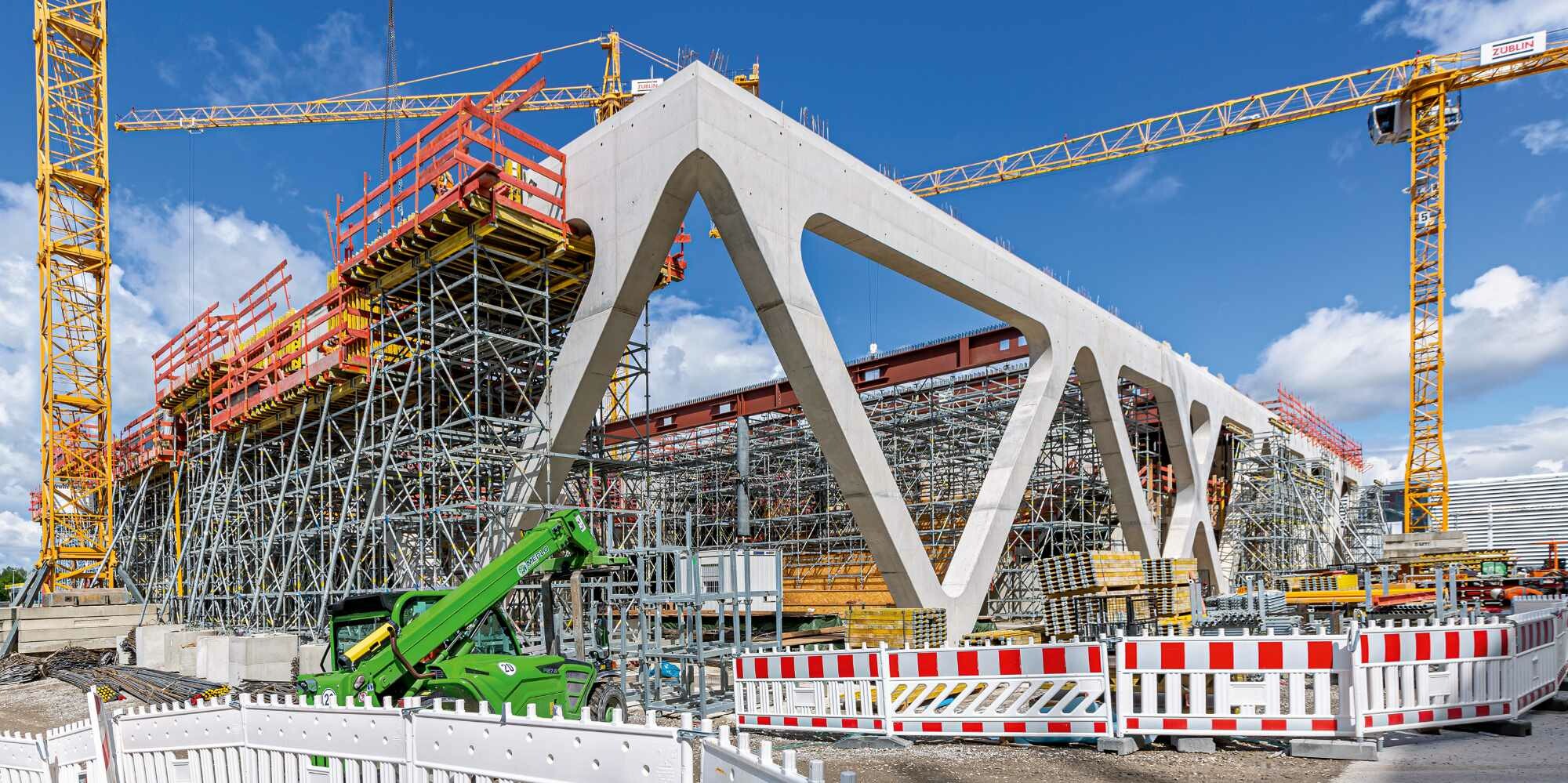 Hervorstechendes Merkmal des Gebäudes ist das zwei Geschosse hohe Betonfachwerk, das den Sockelbereich umgeben und die oberen drei Geschosse mittragen wird.