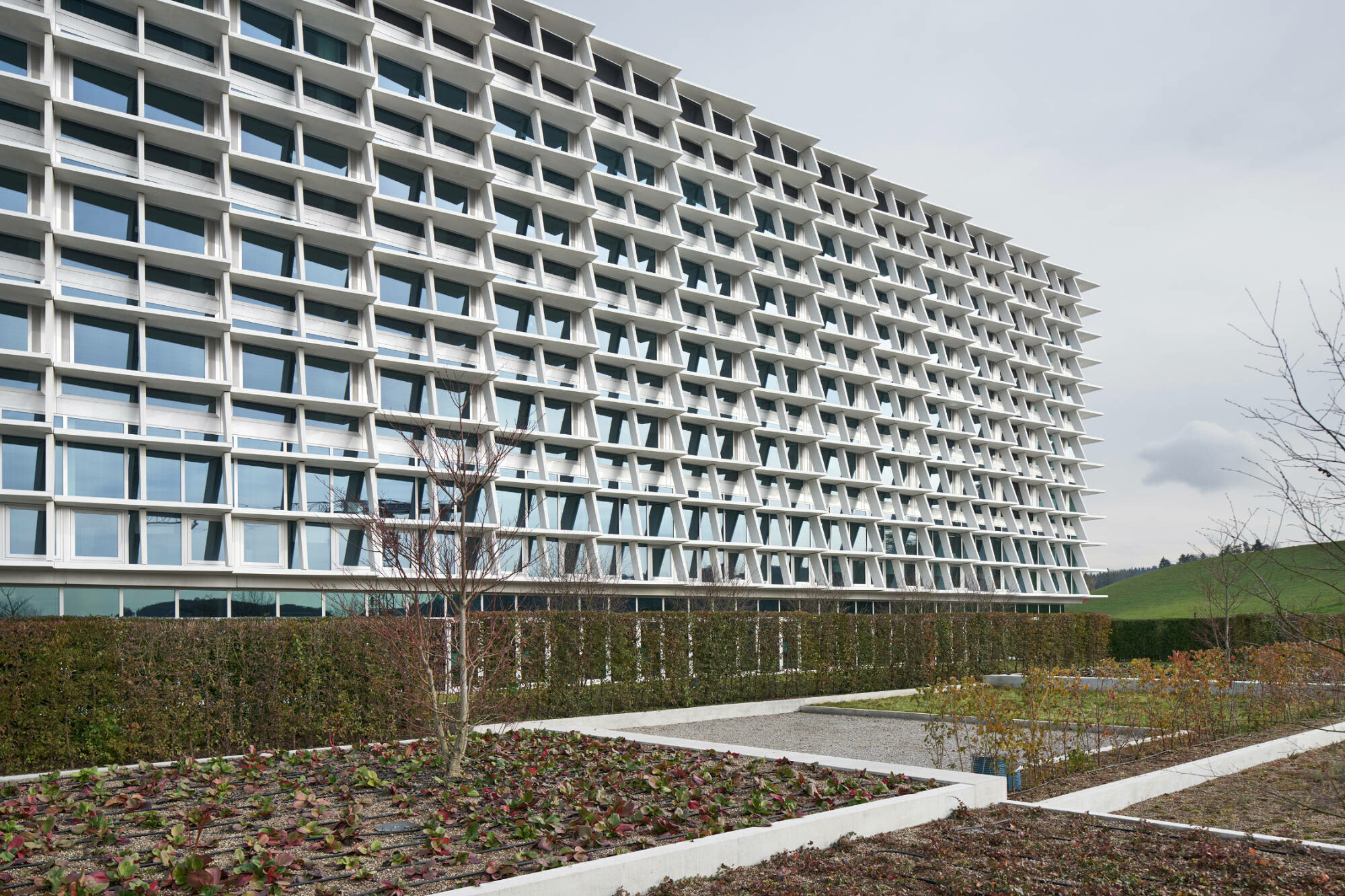 Prägend am Bettenblock sind die charakteristisch geformten Brise-Soleils aus carbonfaserverstärktem Beton. 