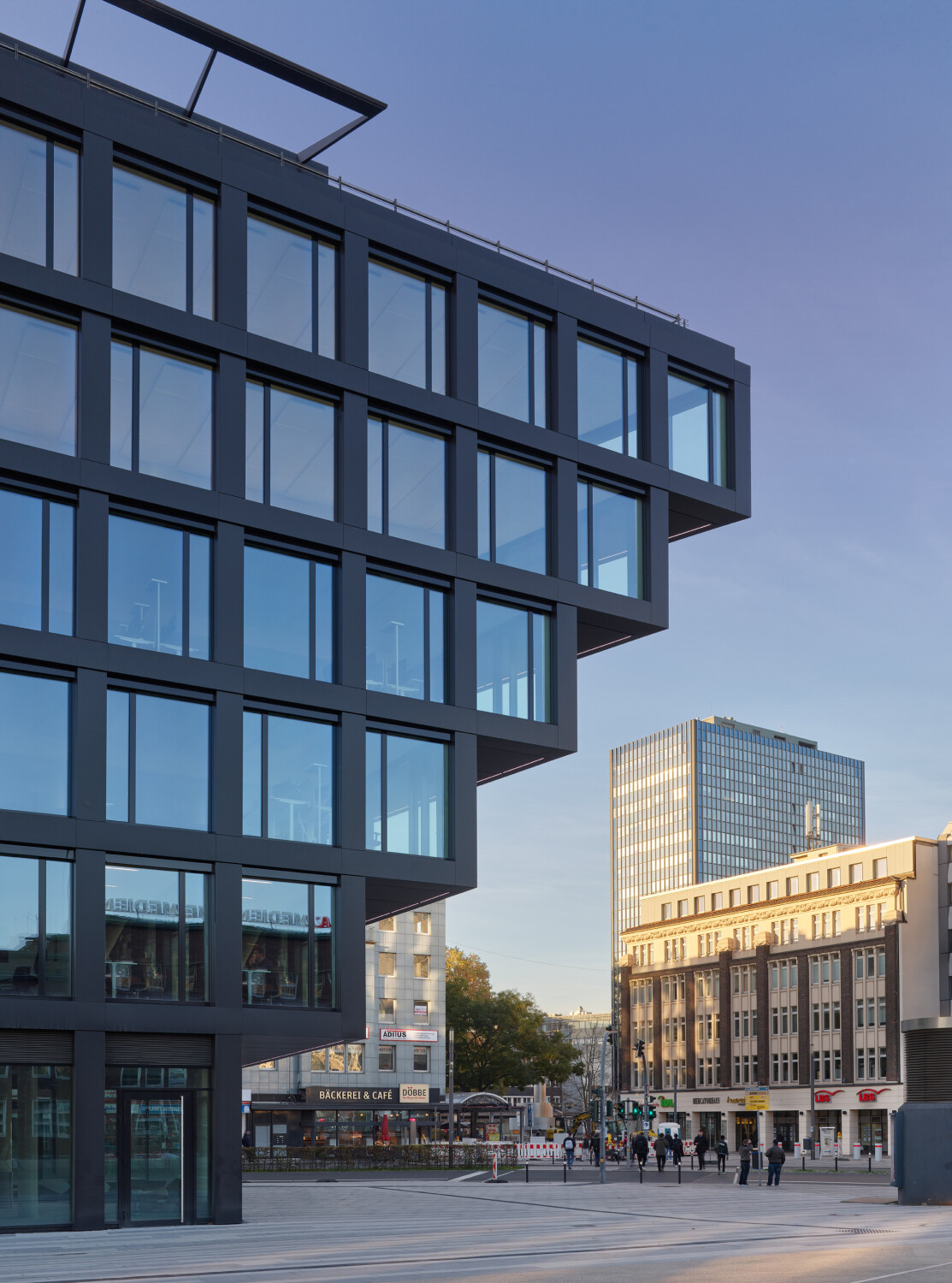 Neben dem Fassadenmaterial aus recyceltem Aluminium trägt auch die verwendete Sonnenschutzverglasung in der Fenstern zur Nachhaltigkeit des Bauwerks bei.