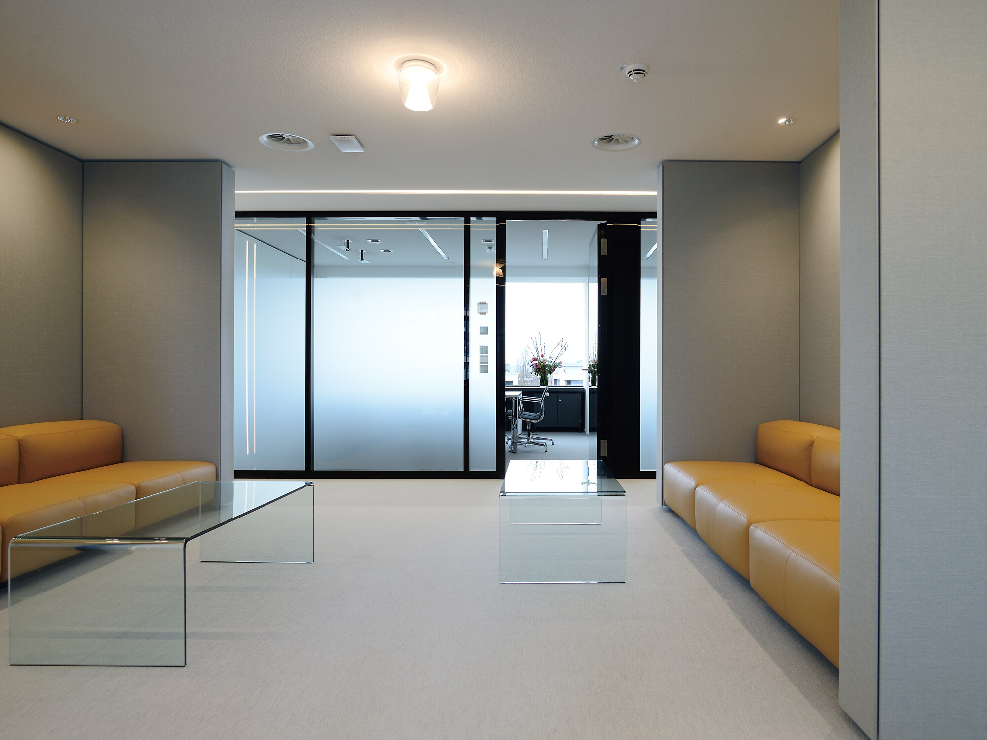Das Interiordesign stammt von Buero Weller Innenarchitektur aus Frankfurt und ist minimalistisch gehalten. 