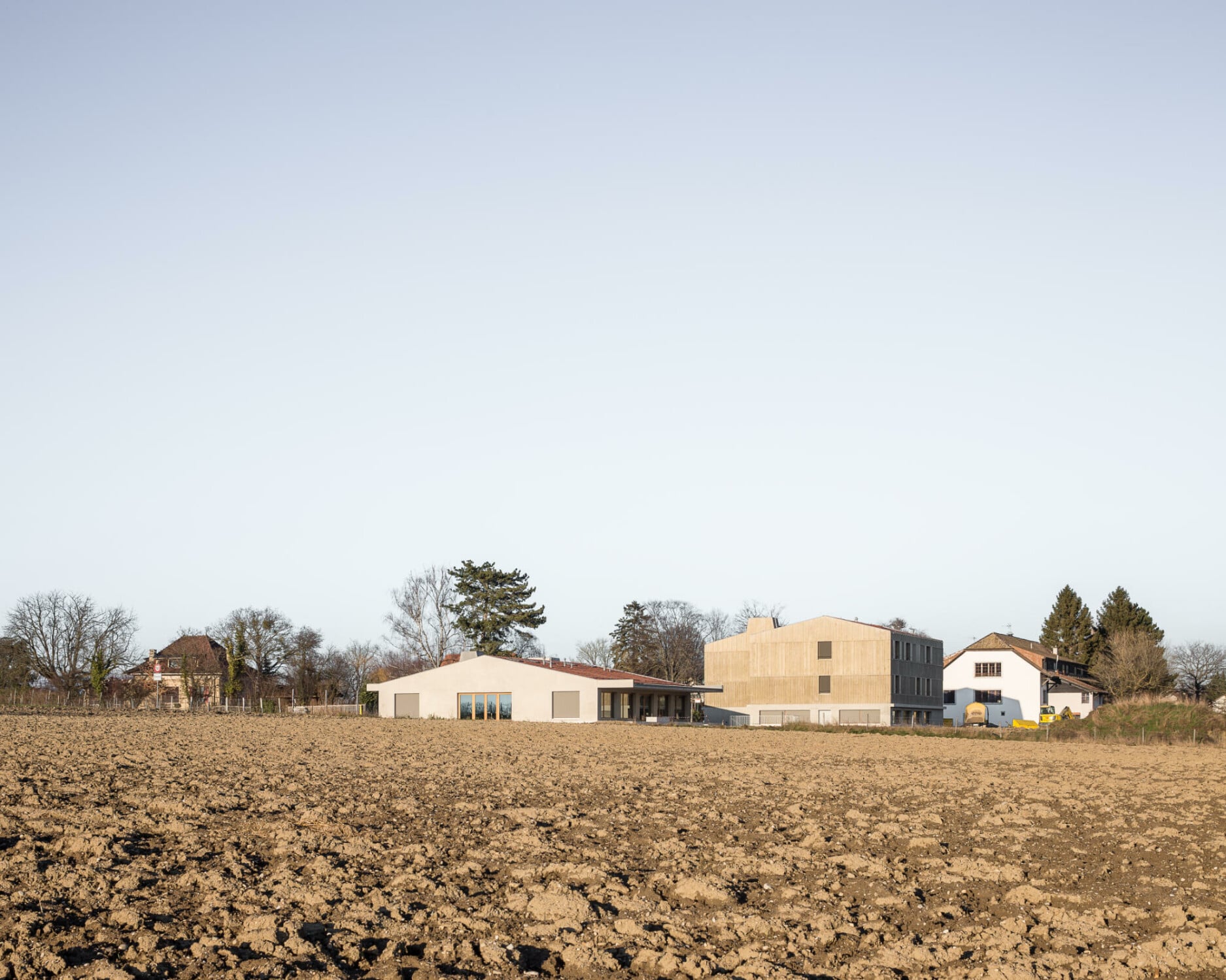 Das Ensemble aus zwei Bauten befindet sich unweit des Genfersees und unmittelbar an der schweizerisch-französischen Grenze im Weiler Chevrens im Gemeindegebiet Anières.