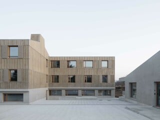 Nach den Entwürfen von Lacroix Chessex Architectes entstand das sogenannte Foyer de Chevrens als Erweiterung eines bestehenden Wohnheims für Jugendliche.