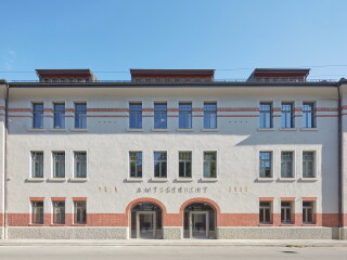 In Tübingen wurde ein denkmalgeschütztes Kasernengebäude nach Plänen von Dannien Roller Architekten + Partner für das Amts-, Nachtrags-, Betreuungs- und Insolvenzgericht umgebaut und saniert.