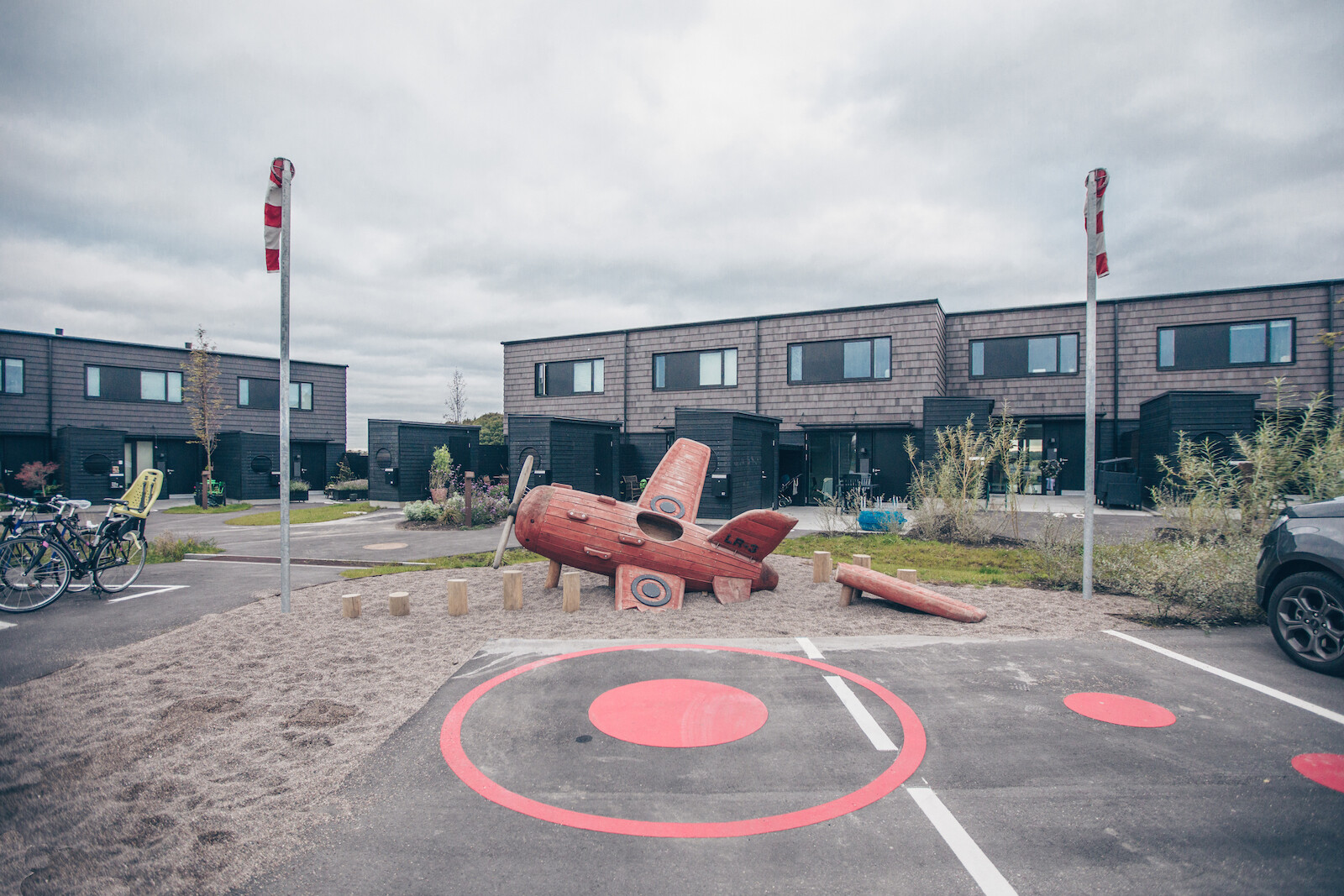 Geschickt hat das Planungsteam Elemente des Flugplatzes in das Wohnbauprojekt eingewoben.