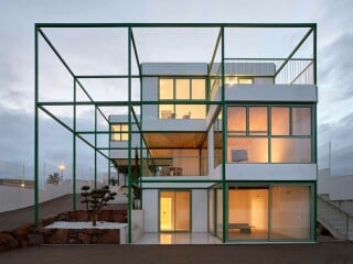 In Valencia schmiegt sich ein neues Wohnhaus mit modularem Charakter an ein Hanggrundstück. Entworfen hat das Brick Vault House das Londoner Architekturbüro Space Popular.