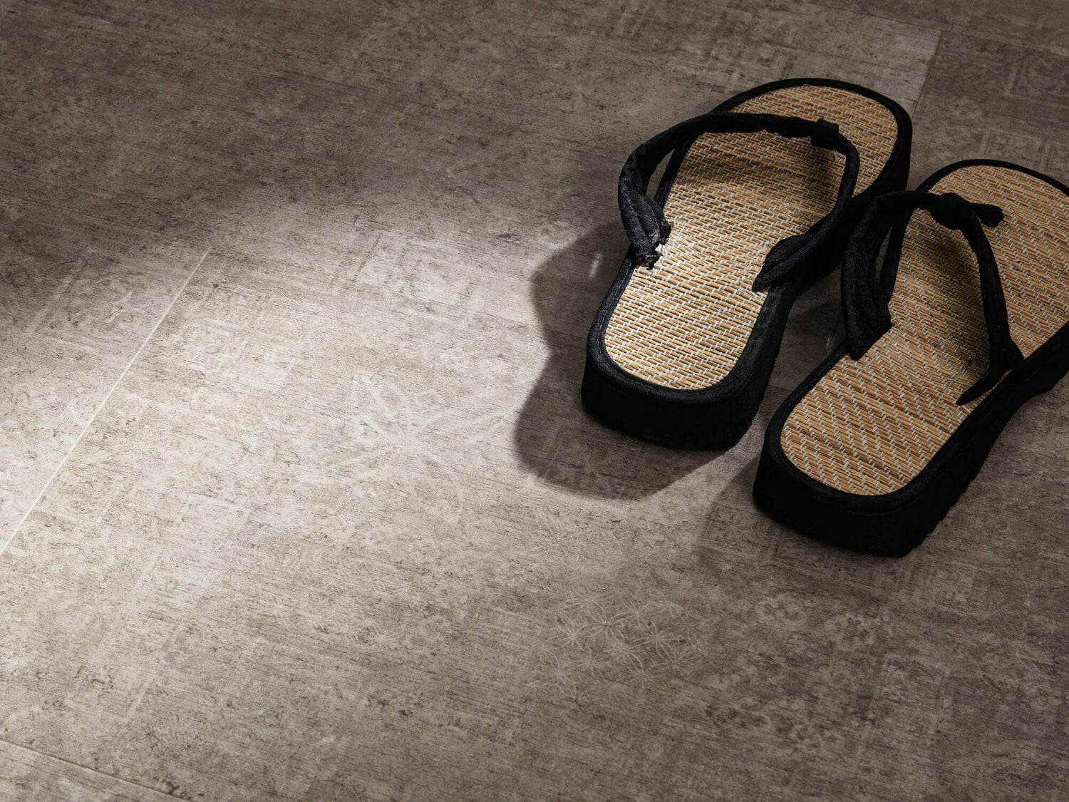 Der Vinyl-Bodenbelag Design Floor LVT 55 von JAB Anstoetz imitiert Holz- und Steinoberflächen.