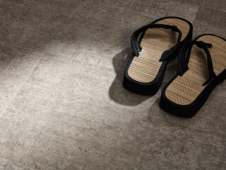 Der Vinyl-Bodenbelag Design Floor LVT 55 von JAB Anstoetz imitiert Holz- und Steinoberflächen.