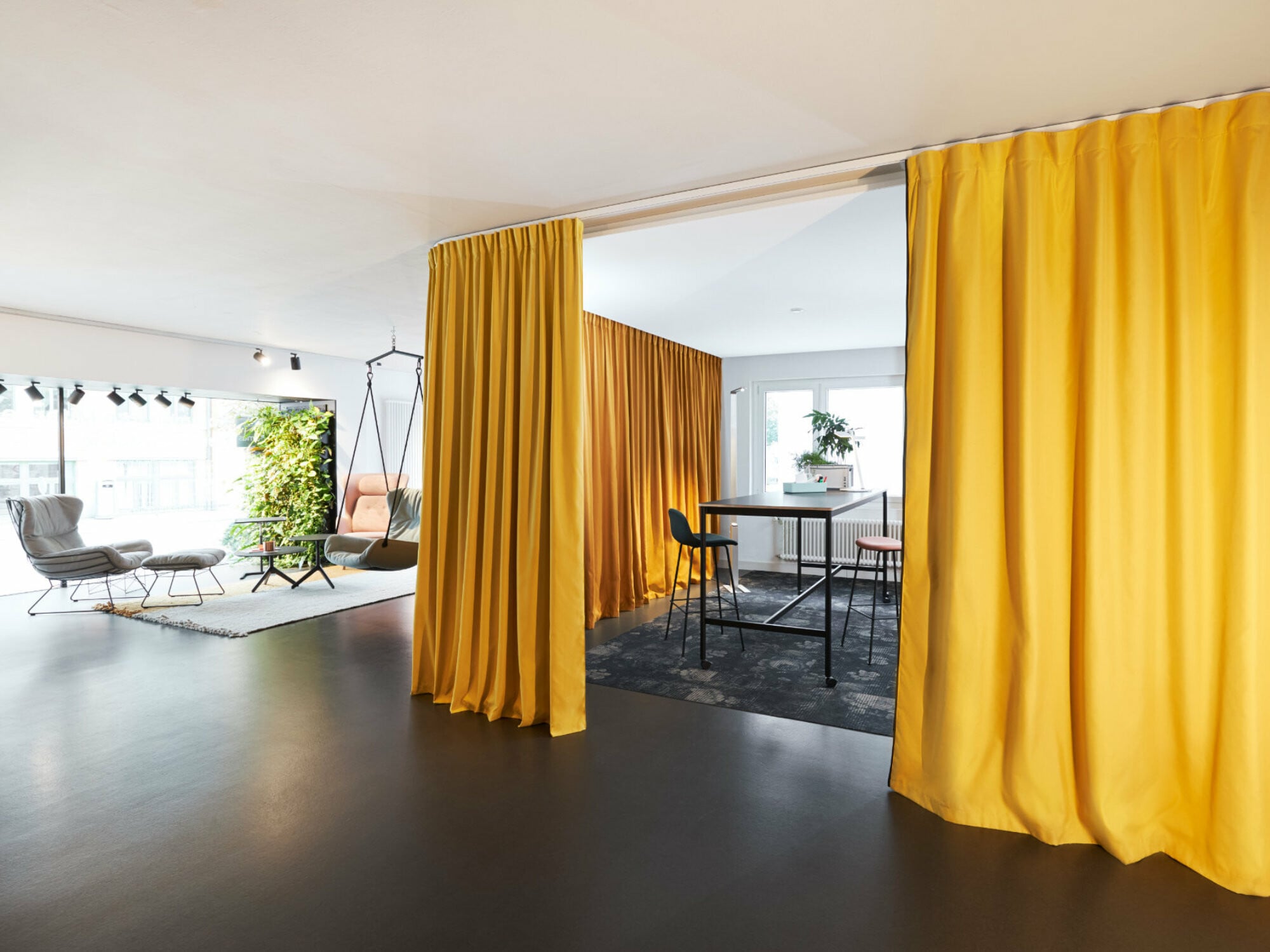 Eine flexible Lösung, die störende Geräusche von bis zu 23 Dezibel abschirmt, bietet der mehrlagige Akustikvorhang Acoustic Divider Vario mit Noiseblocker.