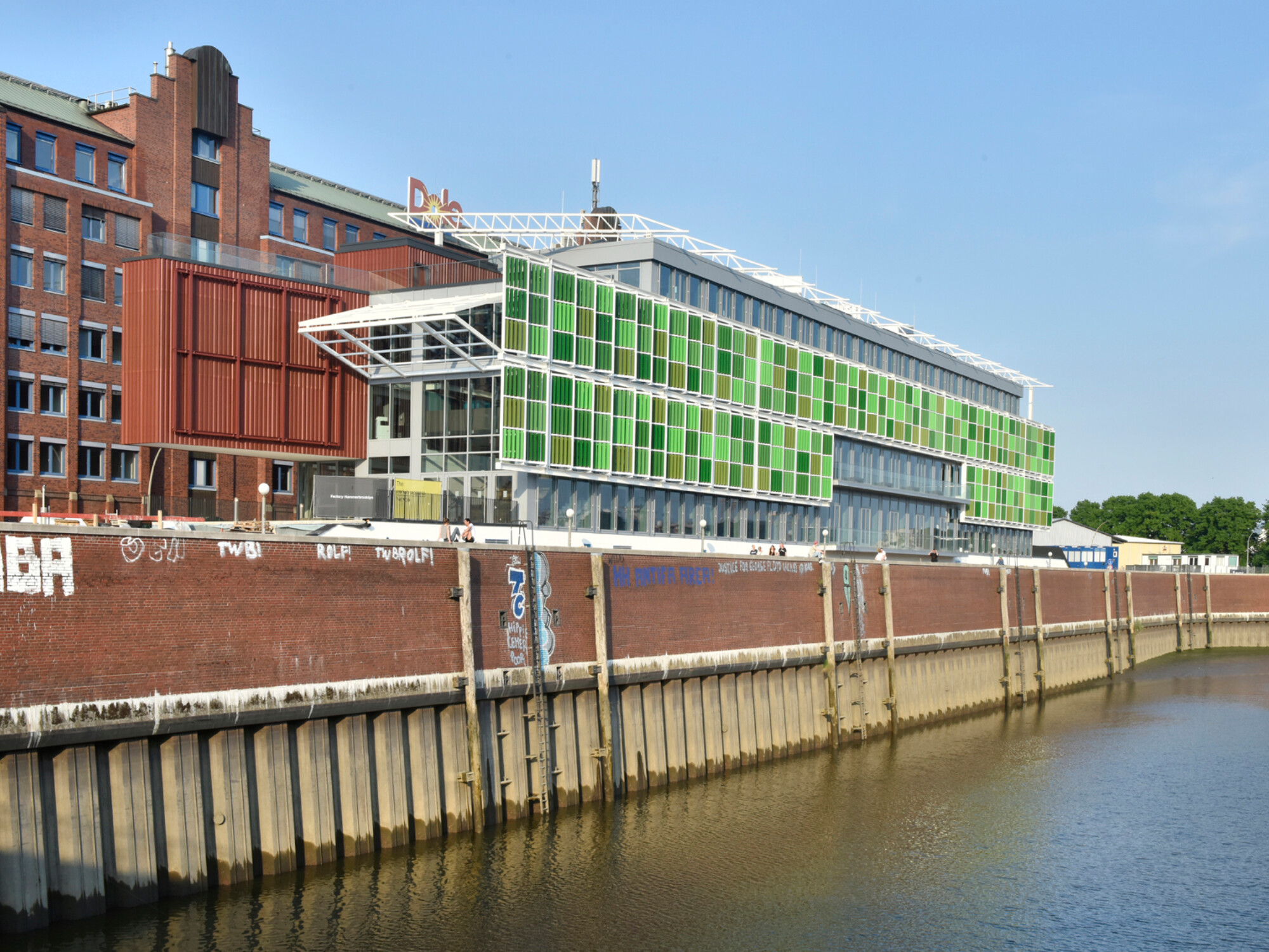 Unmittelbar an der Uferpromenade des Hamburger Stadtteils Hammerbrook liegt das neue Bürogebäude Hammerbrooklyn, das aus Bauteilen des amerikanischen Pavillons besteht, der ursprünglich für die Expo 2015 in Mailand errichtet worden war. 