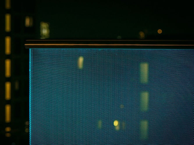 Bei dem Geländersystem Aequilux der Firma Isophon Glas werden oberflächengelaserte Gläser durch in den Handlauf integrierte LED-Module homogen zum Leuchten gebracht.