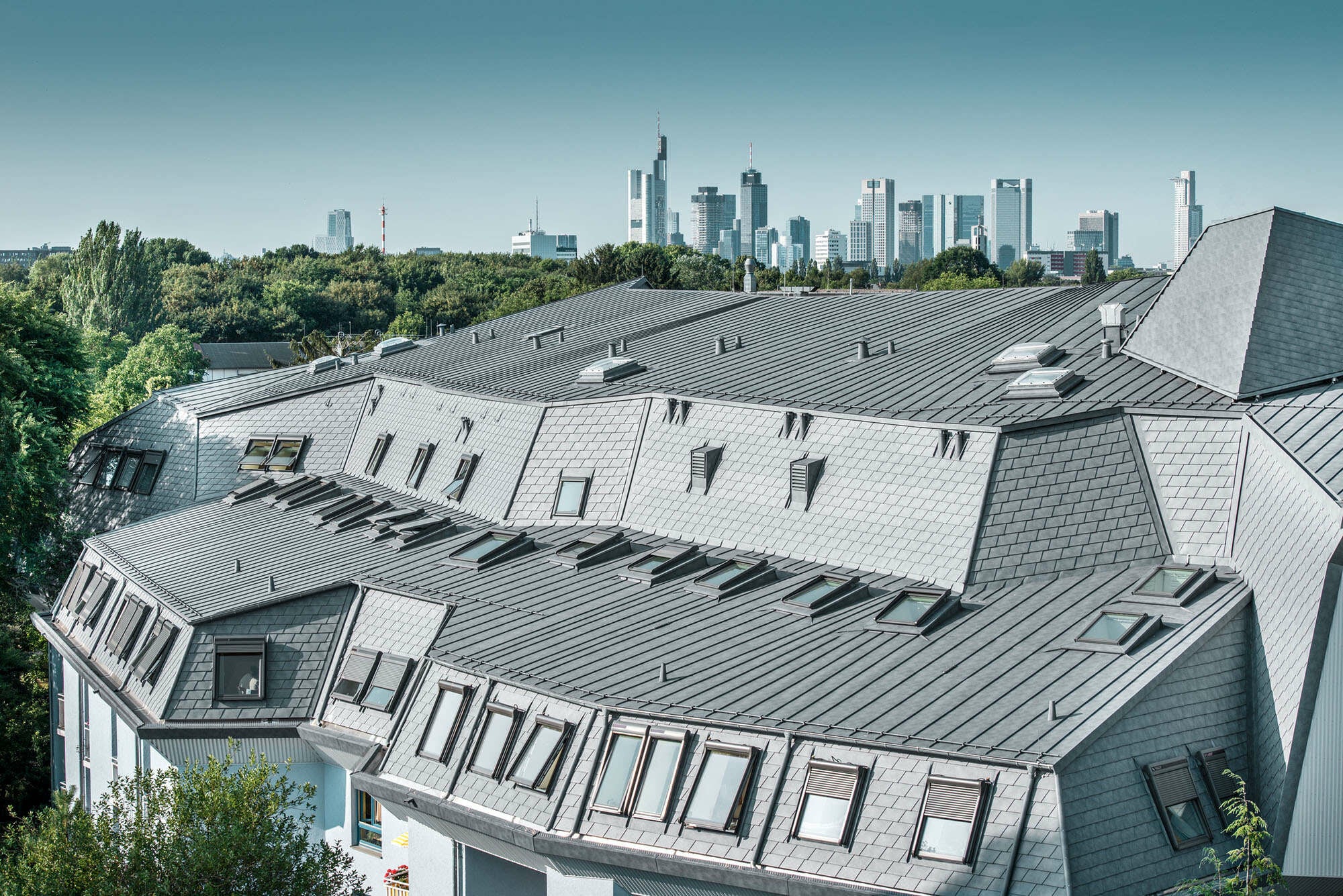 Dachschindeln aus Aluminium haben den Vorteil, dass sie leicht und langlebig sind.