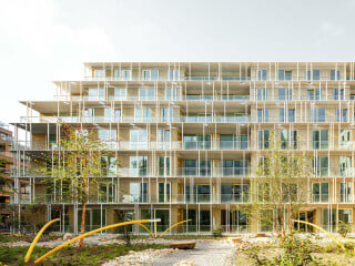 In Amsterdam Noord ruht zwischen dem Buiksloterkanal und der IJ der von Orange Architects entworfene Wohnbau The Line. 